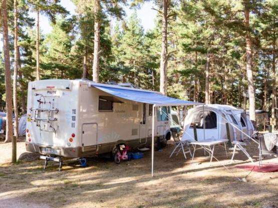 Parcela Confort, 1 vehículo, 1 conexión 6A, 1 persona