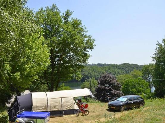 Stellplatz Privilège (Zelt, Wohnwagen, Wohnmobil / 1 Auto / Strom 6A) + Fließwasser- und Abwasseranschluss