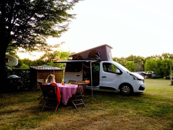 STELLPLATZ CASTELS PREMIUM -mit Elektrizität 16A + Abwasser-/ Fließwasseranschluss