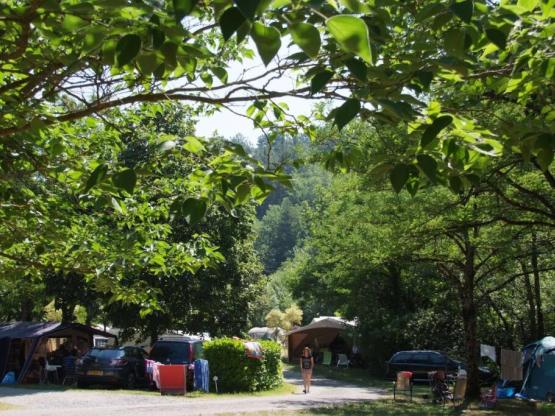 Tolle Lage: 150 m² (Auto + Zelt / Wohnwagen / Wohnmobil + Strom 10A)