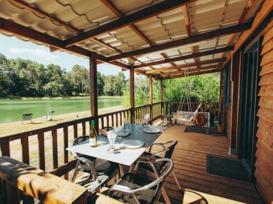 Chalet vor dem Teich