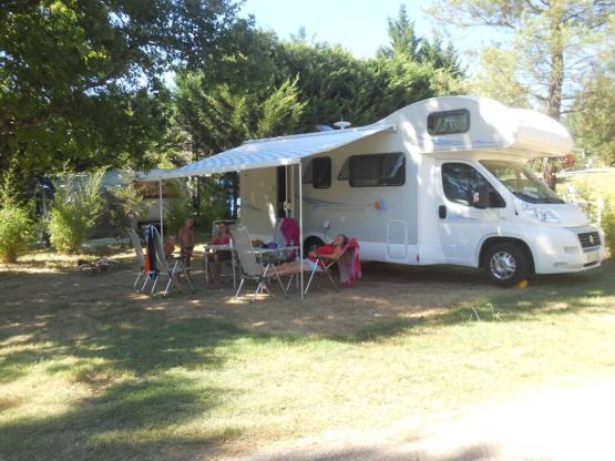 Camping pitch with view on the pond and shadow - Electricity included - 100 à 120 m²