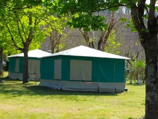 Eingerichtetes zeltbungalow