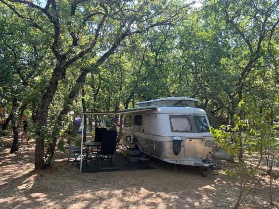 Camping Stellplatz Confort Large Zelt/Van/Wohnwagen/Wohnmobil (mit Strom)