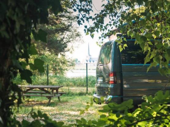 Camping Stellplatz Am Fluss (2.5m * 2.5m - van 2.10m maxi) - dem Rand von Loire -