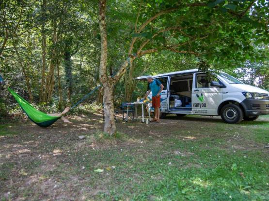 Stellplatz Confort 100/120m² (Zelt, Wohnwagen, Wohnmobil / 1 Auto / Strom 6A)