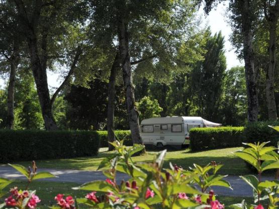 Stellplatz Privilège (Zelt, Wohnwagen, Wohnmobil / 1 Auto / Strom 10A) + Fließwasser- und Abwasseranschluss