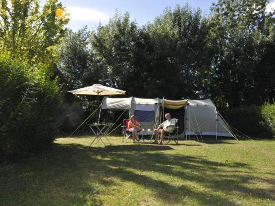 Stellplatz Confort (Zelt, Wohnwagen, Wohnmobil / 1 Auto / Strom 10A)