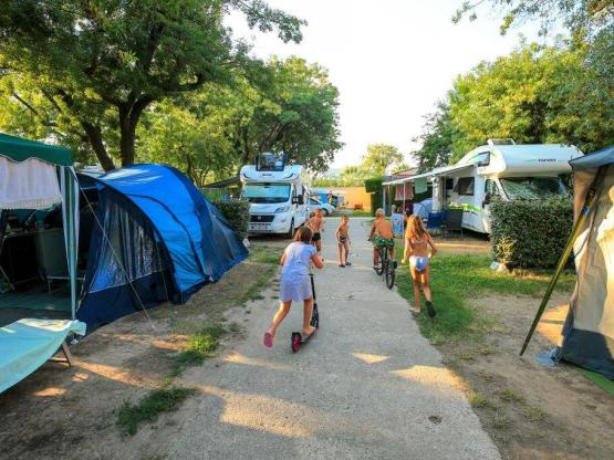 Wohnwagen bis 7m + Strom + 2 Erwachsene + Steuer