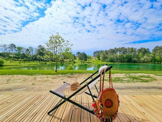 EMPLACEMENT CONFORT vue étang