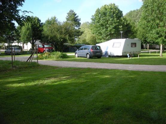 Stellplatz Confort (Zelt, Wohnwagen + 1 Auto, Wohnmobil / Strom 10A)