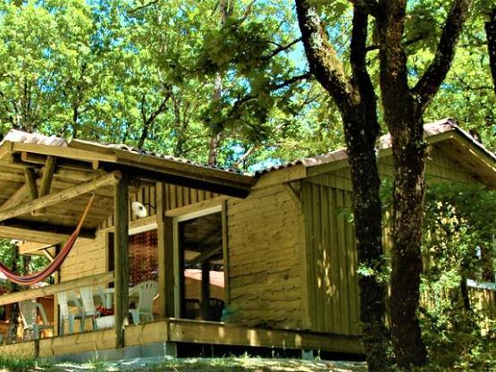 Chalet mit Blick auf das Schwimmbad und den Spielplatz