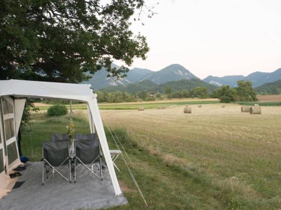 DELUXE Stellplatz (Aussicht über die Felder & privates Sanitär), person und elektrizität als Option zu reservieren