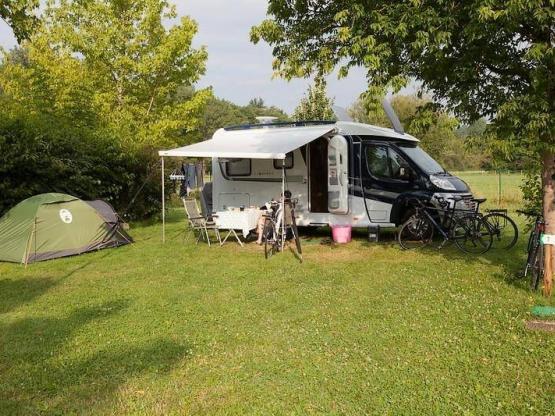 Stellplatz Wohnwagen Grand Confort 200m² - Strom 10A - Wasseranschluss und Grauwasserentsorgung auf der Baustelle