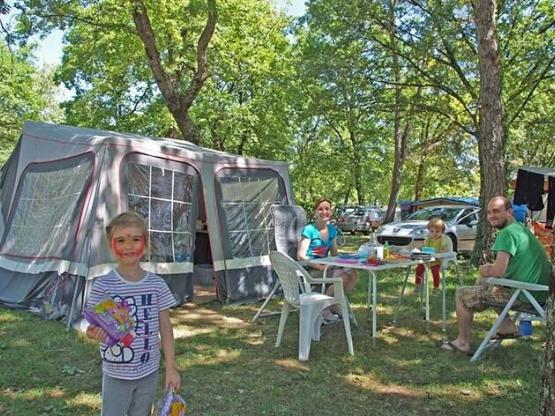 Pauschale Confort >100m²: Stellplatz +Wohnwagen oder Zelt +Fahrzeug / Wohnmobil + Strom