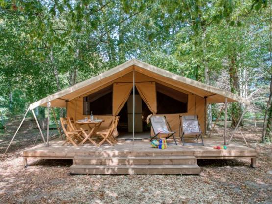 Tente Safari Confort 25m² (2 Zimmer) - ohne Sanitäranlagen + überdachte Terrasse