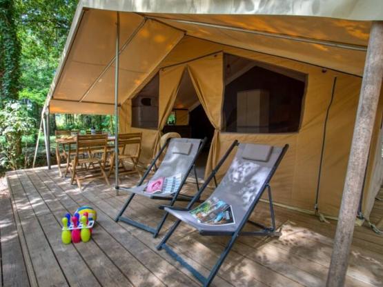 Tente Safari Confort 25m² (2 Zimmer) - ohne Sanitäranlagen + überdachte Terrasse