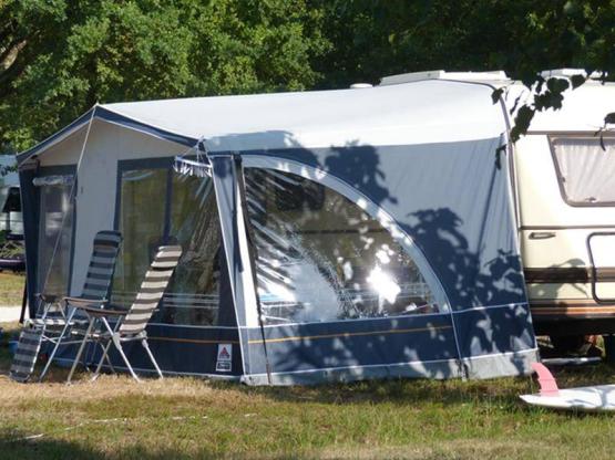 Kampeerplaats ** met elektriciteit