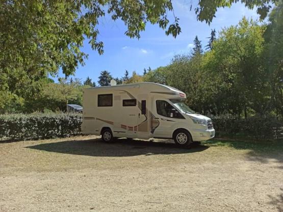 Emplacement Confort 2 personnes + 1 véhicule + électricité 10 A
