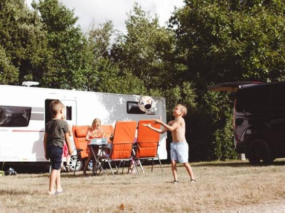 Stellplatz 160-250m² Zelt oder Wohnwagen