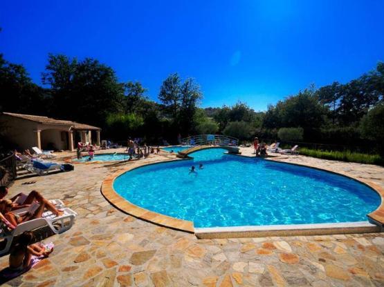 Stellplatz Grand Komfort (Strom 10A)  100m² stellplatz +mit Sanitäranlagen ( Zelt oder )