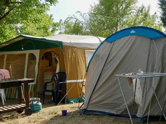 Confort Stellplatz 10A (1 Zelt, 1 Wohnwagen, 1 Wohnmobil 5m max/ 1 Auto)