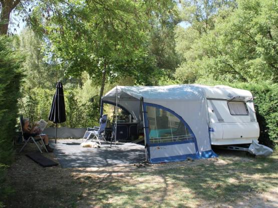 Stellplatz Privilège (Zelt, Wohnwagen, Wohnmobil / 1 Auto / Strom 10A/Am Rande des Teiches van de rivier)