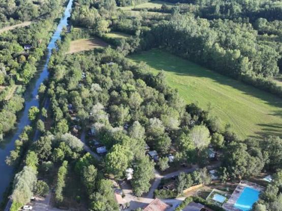 Stellplatz Confort (Zelt, Wohnwagen, Wohnmobil / 1 Auto / Strom 10A)