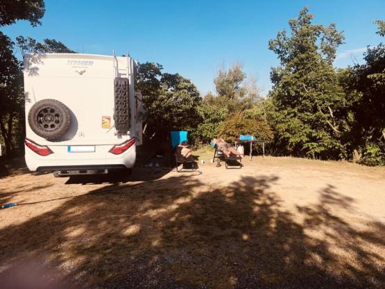 Stellplatz Confort (Zelt, Wohnwagen, Wohnmobil / 1 Auto / Strom 6A)