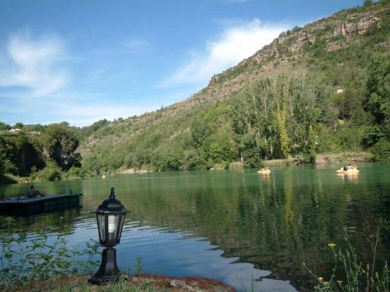 Stellplatz Privilege Riverside, Zelt, Caravan, Wohnmobil, Auto, Strom 6A,