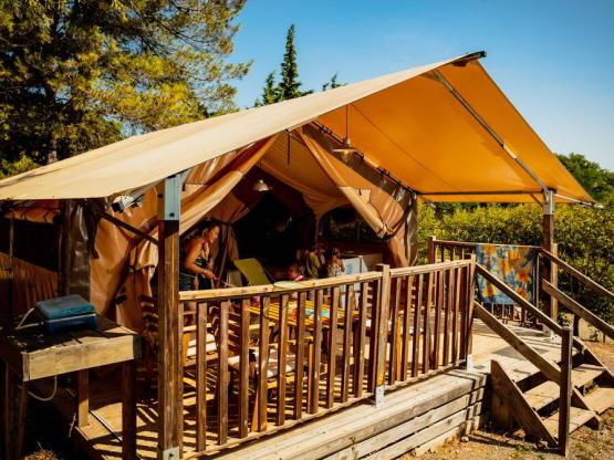 LODGEtent ONGEBRUIKELIJKE AARD 2 slaapkamers. Zonder sanitair..