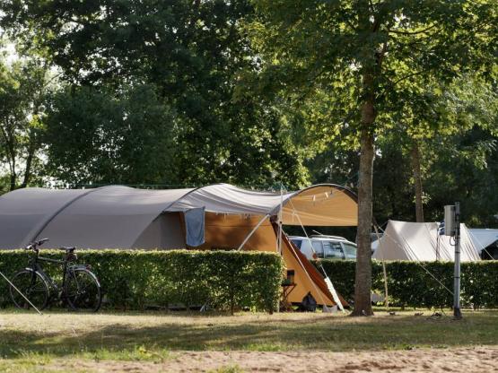 Premium Stellplatz - Strom 10 A + Wasser und Abwasser + Gärten Häuschen