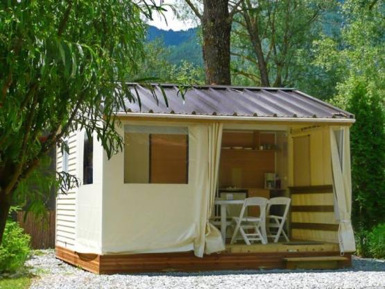 Mobilheim 2 Zimmer ohne sanitäre Anlagen 16m², ausgestattete Küche, überdachte Terrasse