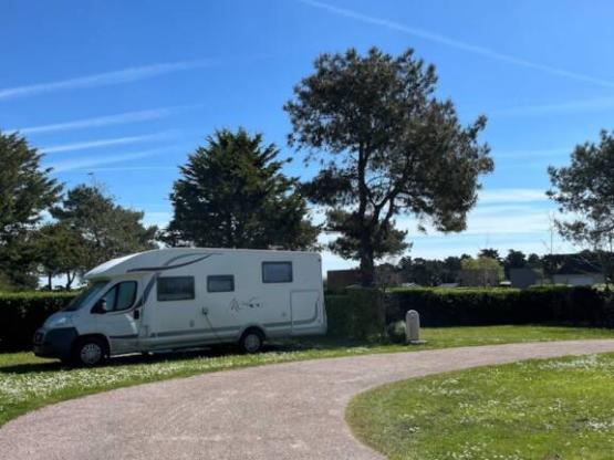 Stellplatz natur XL mit 2 Personen (auto + wohnwagen oder zelt)