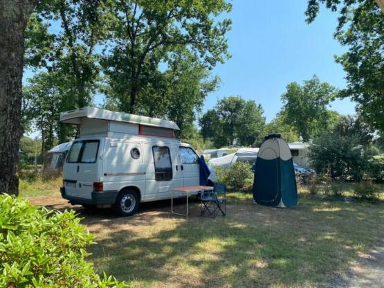 Stellplatz Komfort (1 Zelt, Wohnwagen, Wohnmobil / 1 Auto / Strom 10A)