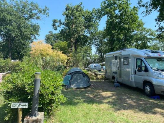 Stellplatz Privilège (Zelt, Wohnwagen, Wohnmobil / 1 Auto / Strom 10A) +- 150m²