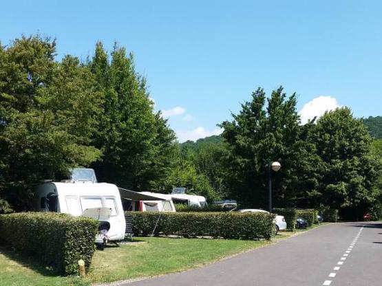 Stellplatz Privilège (1 Wohnwagen, Wohnmobil / 1 Auto / Strom 10A) + Fließwasser- und Abwasseranschluss