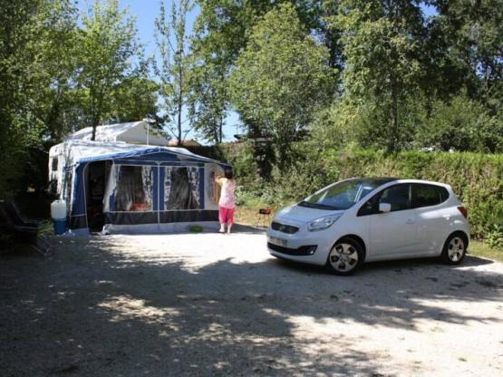 Stellplatz für Wohnwagen und Wohnmobil, mit gemahlenem Kalkstein stabilisiert