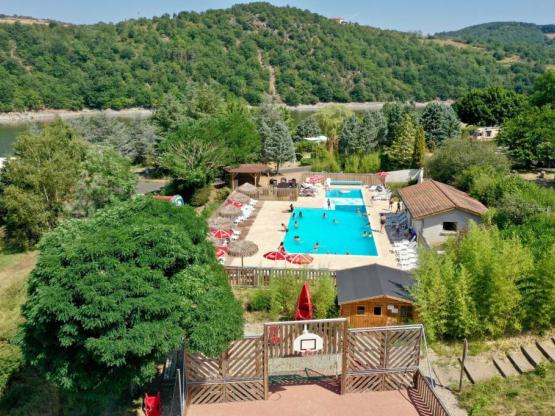 Parcela: coche + tienda/caravana o autocaravana