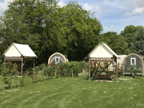 Zelt Bivouac (auf Zwischengeschoss mit Picknicktisch und Strom)