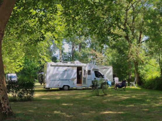Stellplatz Nature - 130m² - 2 personen - Fahrzeug + Zelt oder Wohnwage oder Wohnmobil