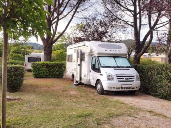 Stellplatz Confort (Zelt, Wohnwagen, Wohnmobil / 1 Auto / Strom 10A)