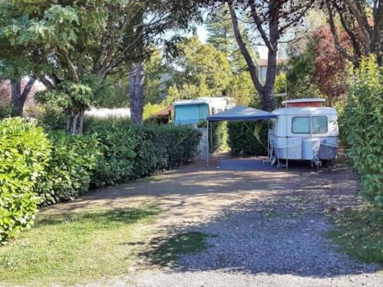 Stellplatz Confort SOLO (Zelt, Wohnwagen, Wohnmobil / 1 Auto / Strom 10A)