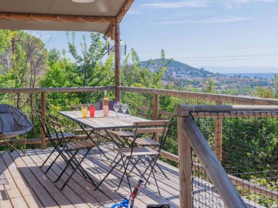 Flower Lodge auf Pfählen 34m²  ( 2 Zimmer) + terrasse + TV