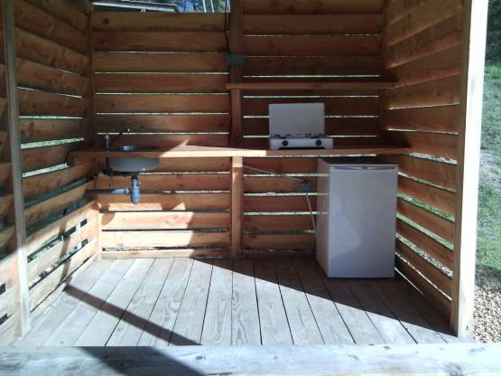 Glamping pitch XL 150m² + terrace with wooden pergolas with shutters for more privacy, + summer kitchen (sink with cold water, stove 2 burners, refrigerator, picnic table, lighting) + electricity 10 A