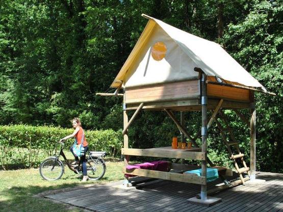 STELLPLATZ BIWAK - Zelt auf Stelzen mit Schlafgelegenheit für 2 Personen - Picknick-Tisch - Strom 16A