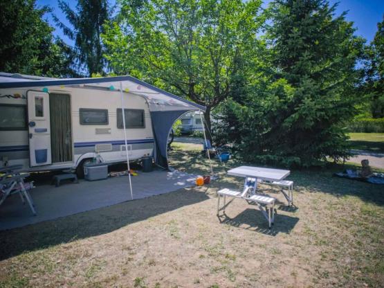 Authentique: Stellplatz Auto Zelt/Wohnwagen mit einem Fahrzeug camping car