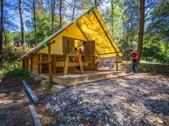 GLAMPING ! Great trapper's cabin  with kitchenette, bathroom (shower, sink, toilet), 3 bedrooms
