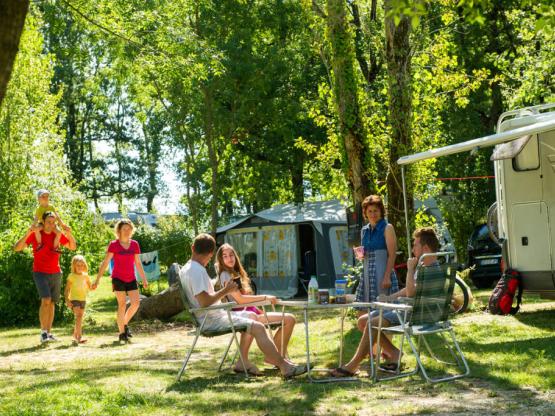 XL Naturstellplatz, +/- 100 m², schattig und halbschattig (für Zelte oder Wohnmobile)