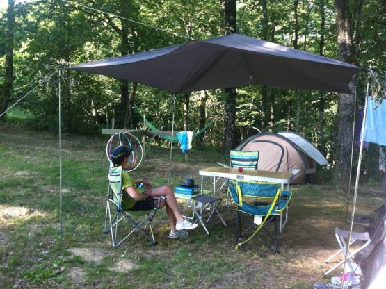 Campingplatz: 80m². 1 or 2 Persones + Zelt oder Karavane oder camping-car + 1 Wagen+ 6 amp